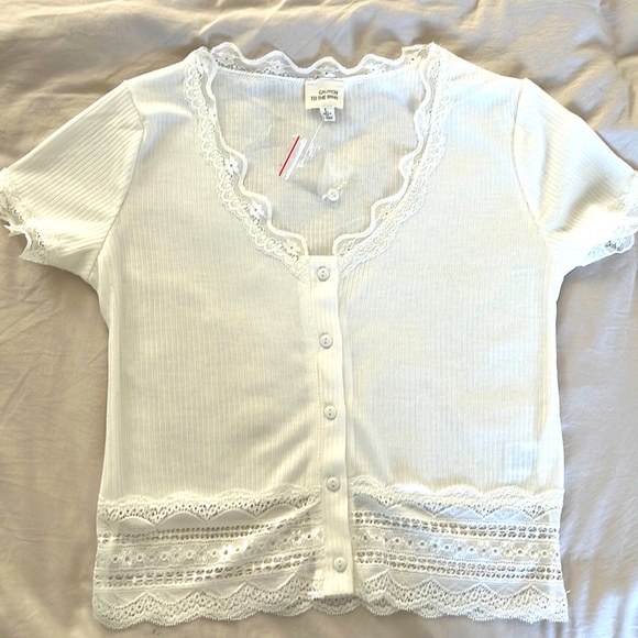 White button up t shirt with lace - Picture 1 of 3